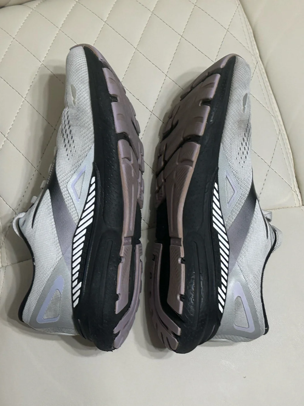 Brooks Adrenaline GTS 23 Wide running shoes size 8.5 wide gray